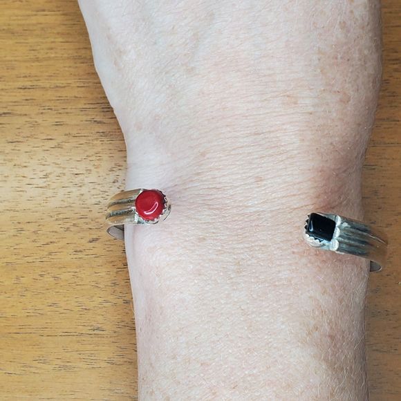 Antique Native American A. Paquin Onyx Coral SILVER Bangle Bracelet - Picture 5 of 9